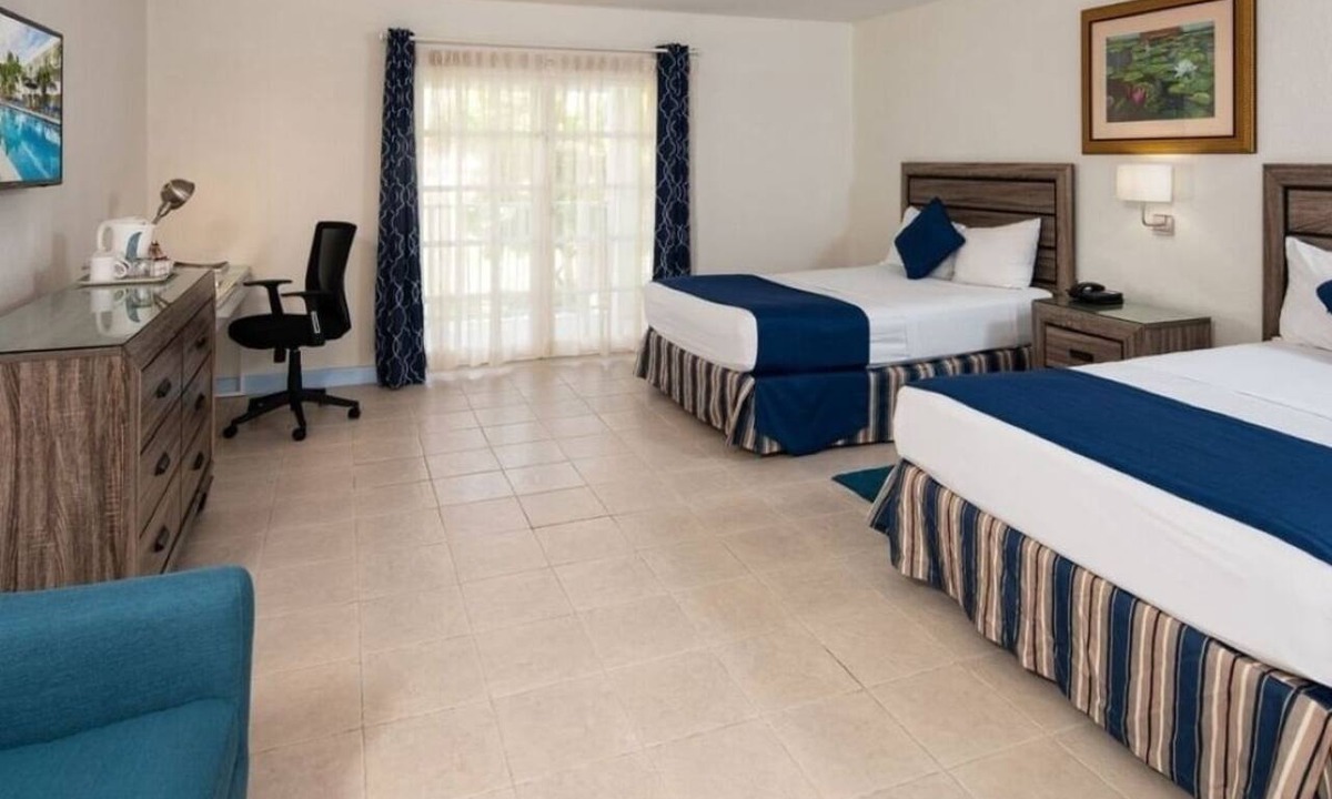 Dover Hotel | Deluxe Island Getaway Steps from Beaches and Nightlife l 3 Units w/Balcony