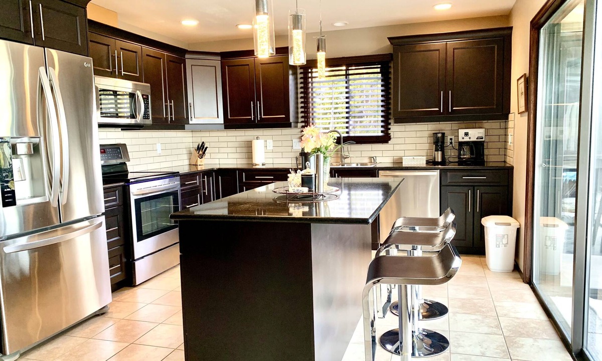 North Saanich House | Oceanfront Retreat: Near Airport & Ferry. Perfect for Families