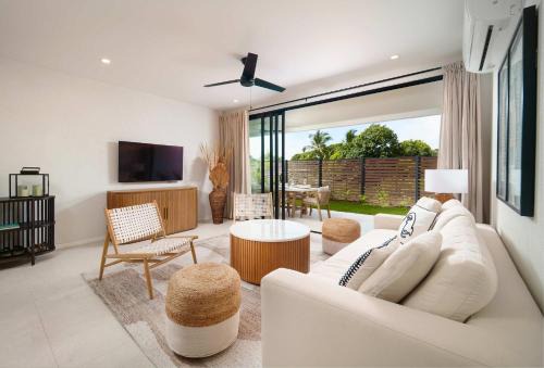 Gibbes House | Wooden Tone LUX 2BR Walk to Beach Sky Pool Deck