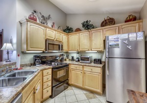 Cozy condo w/free attraction tickets, jetted tub, & pool/hot tub - walk downtown in Gatlinburg