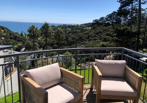 PALM BEACH SEA VIEWS AND A TOUCH OF LUXURY AWAITS in Palm Beach