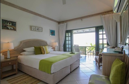 Merlin Bay Villa | 3 bed villa 3.5 bathroom Air con Wifi 3 pools Gym Tennis Gated community