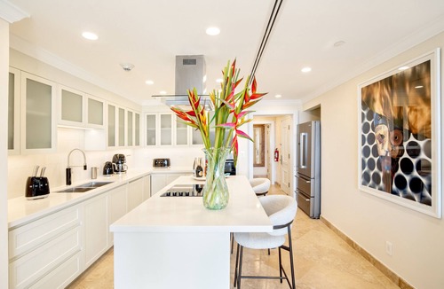 Diamond Valley Villa | A beautifully appointed 1-bdrm, 2-bath resort villa atop Barbados’ most celebrated cliffside, w/panoramic ocean views & designer interiors. Dedicated concierge service & complimentary airport transfers.