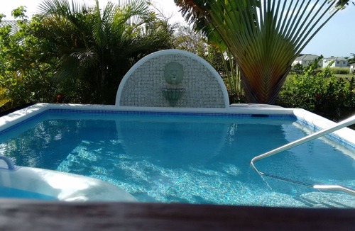 Old Trees Bay Apartment | Charming 2-bedroom apartment with AC in Paynes Bay