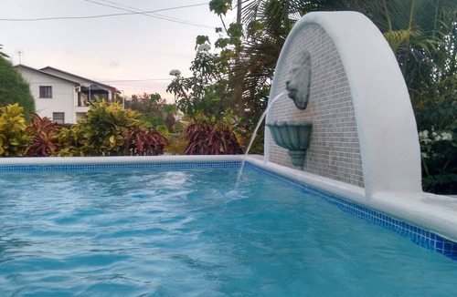 Old Trees Bay Apartment | Charming 2-bedroom apartment with AC in Paynes Bay