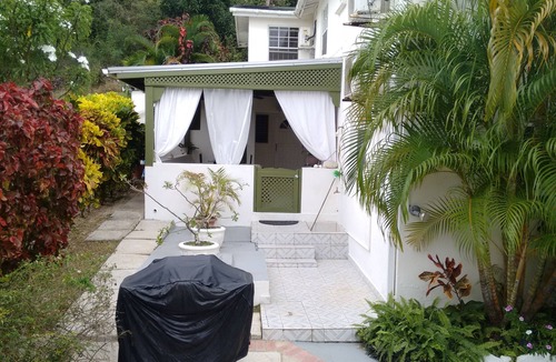 Old Trees Bay Apartment | Charming 2-bedroom apartment with AC in Paynes Bay