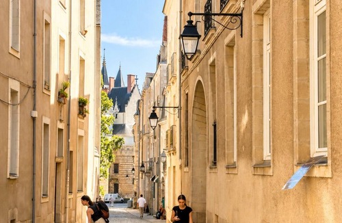 Decre-Cathedrale Apartment | Cozy Studio in the Heart of Nantes | Everything Within Walking Distance | Train Station 5 Minutes Away