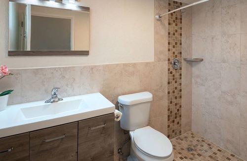 Dover Hotel | Deluxe Island Getaway Steps from Beaches and Nightlife l 3 Units w/Balcony