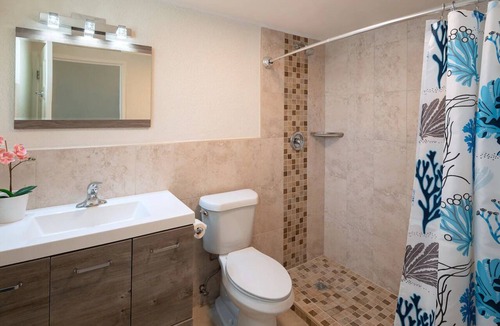 Dover Hotel | Deluxe Island Getaway Steps from Beaches and Nightlife l 3 Units w/Balcony