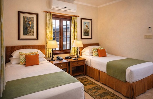 Retreat Hotel | Free Parking & Fitness Center | Port St. Charles Marina - 1 Mile
