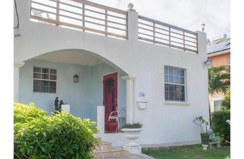 Harrismith House | Ocean View 4BR Rooftop Ent 5 Min to Beach