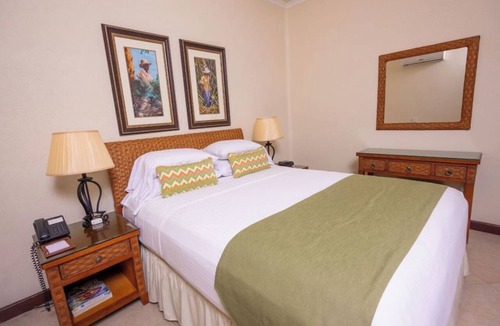 Retreat Hotel | Scenic Island Stay | Gym+Pool Onsite & 3 mi to Cove Bay