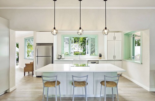 Gibbs Bay House | Southwinds Beach House is a three bedroom beach front property