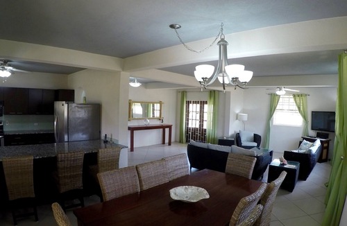Welches House | Spacious & Bright 5-bedroom house just a short walk to the beach!