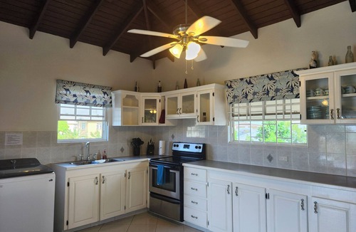 Welches House | Spacious & Bright 5-bedroom house just a short walk to the beach!