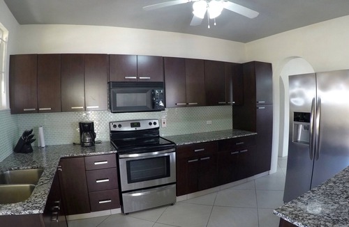 Welches House | Spacious & Bright 5-bedroom house just a short walk to the beach!