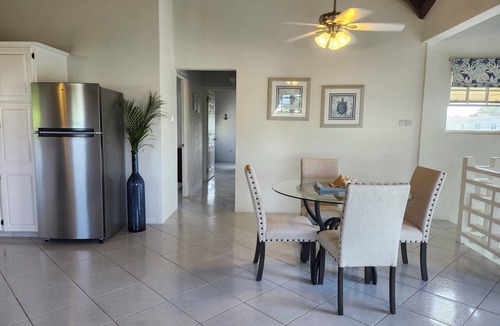 Welches House | Spacious & Bright 5-bedroom house just a short walk to the beach!