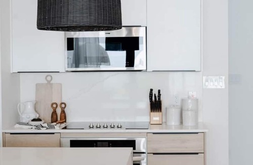 Lower Carlton House | Stylish West Coast 3BR Townhouse Near Beach with Pool