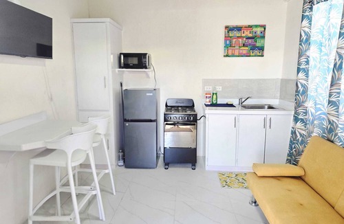 Silver Sands Apartment | Tropical Paradise near bus route, supermarket, and Silvers Sands beach and park