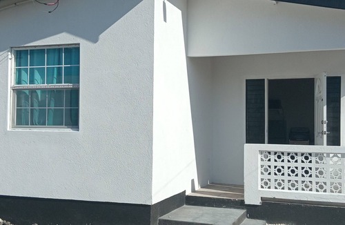 Silver Sands Apartment | Tropical Paradise near bus route, supermarket, and Silvers Sands beach and park