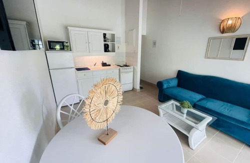 Sunset Crest Apartment | Walk to Nightlife | Modern Apt near Holetown | A/C