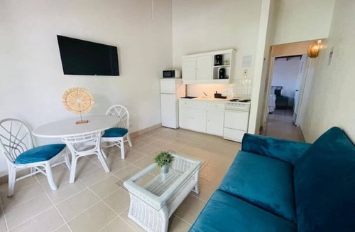 Sunset Crest Apartment | Walk to Nightlife | Modern Apt near Holetown | A/C