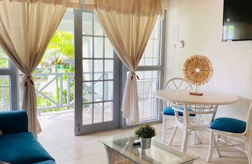 Sunset Crest Apartment | Walk to Nightlife | Modern Apt near Holetown | A/C