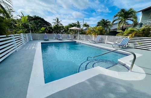 Sunset Crest Apartment | Walk to Nightlife | Modern Apt near Holetown | A/C