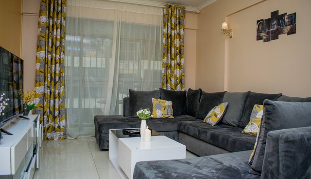 10 minutes to city centre!Family sized condo with swimming pool. in Nairobi
