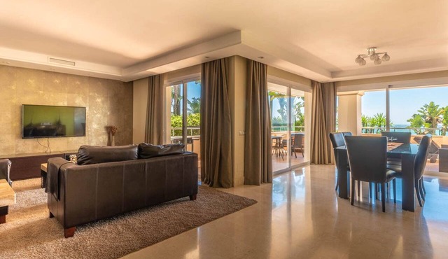 102 Luxury Serv Apart-Estepona 3 Bed, 28c Heated 20m Pool, Jacuzzi - an Oasis in Estepona