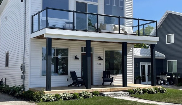 180 degree lake view, luxury Port Stanley escape overlooking the beach! in Port Stanley