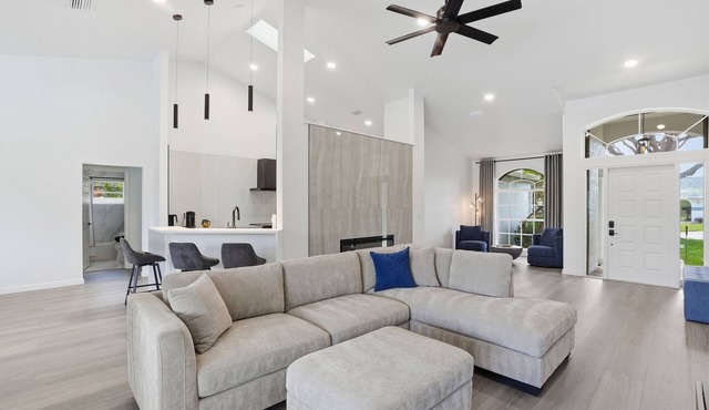 2026 Renovated Luxury Home. Heated Pool. 10 mins to 5th Ave, Pier Beach in Naples