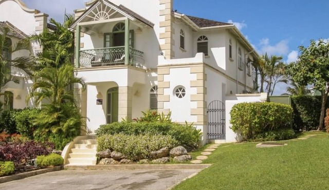 3 bed villa 3.5 bathroom Air con Wifi 3 pools Gym Tennis Gated community