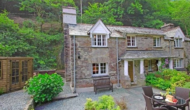 Alice's Cottage, Stands In The Beautiful Kilminorth Woods At Watergate in Looe