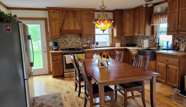 Amish Built 3-bed Farmhouse with high-end Modern upgrades. 5-min to Medina, NY. in Medina
