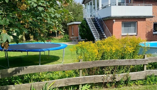 Apartment 'Plüschmors' with Shared Garden, Balcony and Wi-Fi in Hedwigenkoog