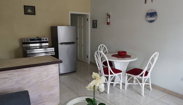 Apt 5 Balcony Rock - Air conditioned apartment 6 minutes walk from the beach