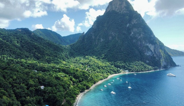 Authentic St. Lucian Experience at Prestigious 2-bed Villa - Colibri Cottage in Malgretoute
