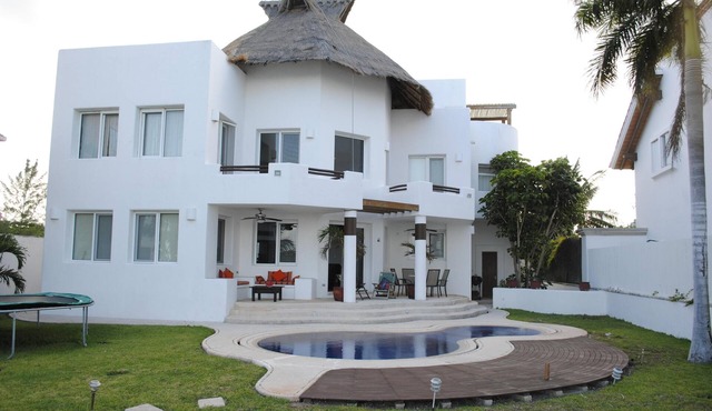 Beautiful 4 bedroom Beach House on a Private & Peaceful Place in Cancun in Cancún