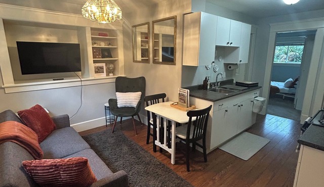 Bright Garden Suite in Colwood in Victoria
