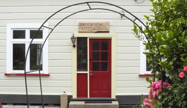 Brookside cottage is a charming, cosy, cottage in Saint Clair