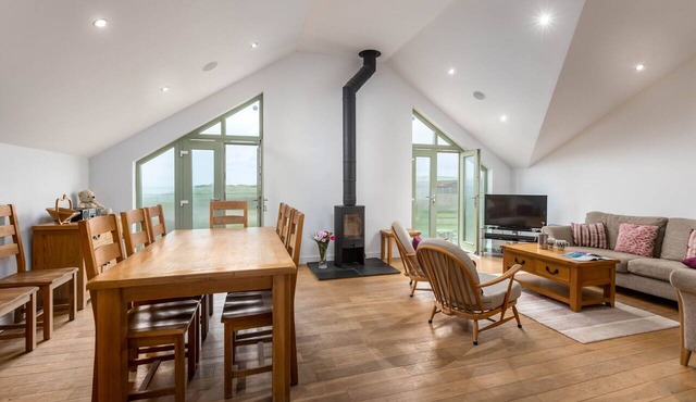 By the Beach - sleeps 8 guests in 4 bedrooms in Widemouth Bay