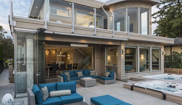 Caddy Bay Beach House: Oceanfront, Hot tub & Swim spa, south facing, modern home in Victoria
