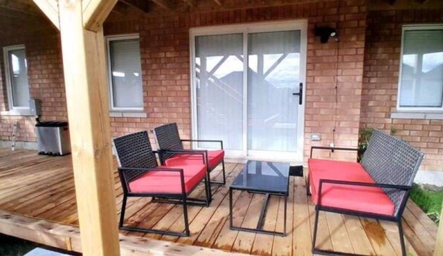 ❤ Cedar-View Apartment with Hot Tub (4 Bedrooms) ❤ in Orillia
