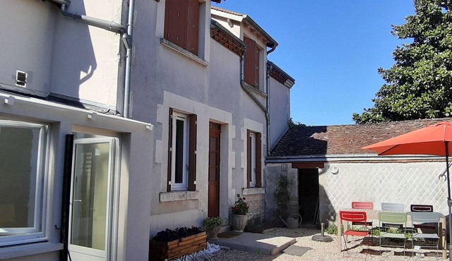 Charming Cottage Near Loire Castles: 3 Bedrooms, Full Amenities, Private Parking, Enclosed Garden. in Saint-Hilaire-Saint-Mesmin