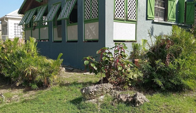 Charming 2-bedroom apartment in lovely Bridgetown with AC