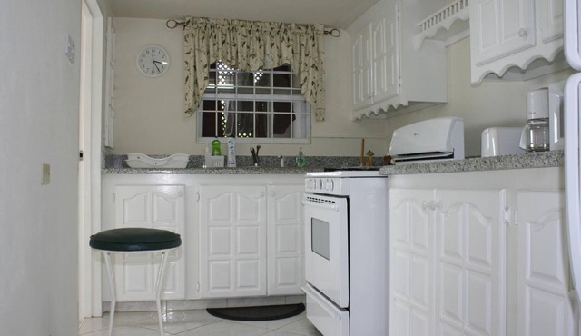 Charming 2-bedroom apartment with AC in Paynes Bay