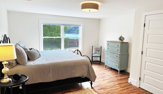 Charming 2-bedroom apartment with AC, WiFi LAKE VIEWS! in Winsted