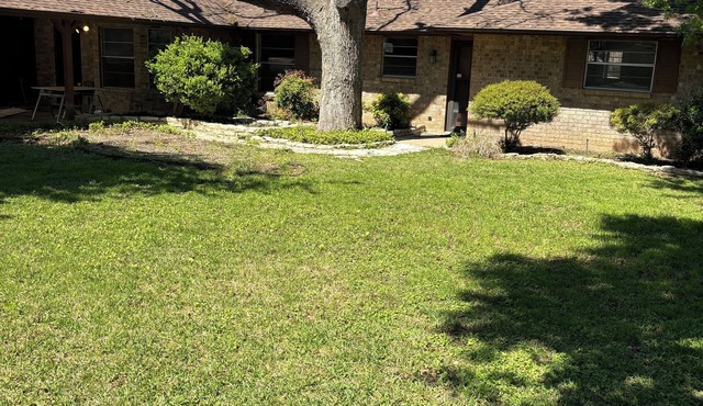 Charming 4-bedroom house with WiFi and “stock tank” pool in beautiful Georgetown in Georgetown