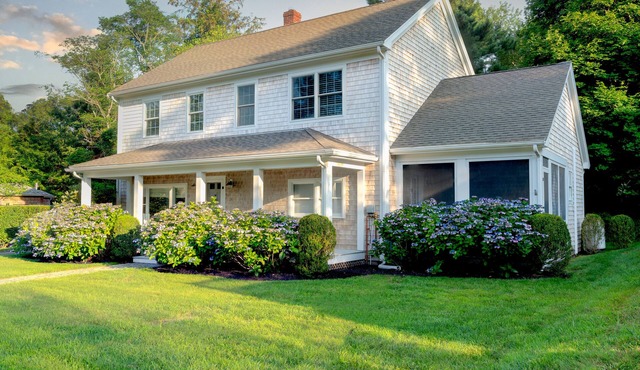 Charming 4-bedroom home in marvelous Tisbury walking distance to shops and ferry in Tisbury